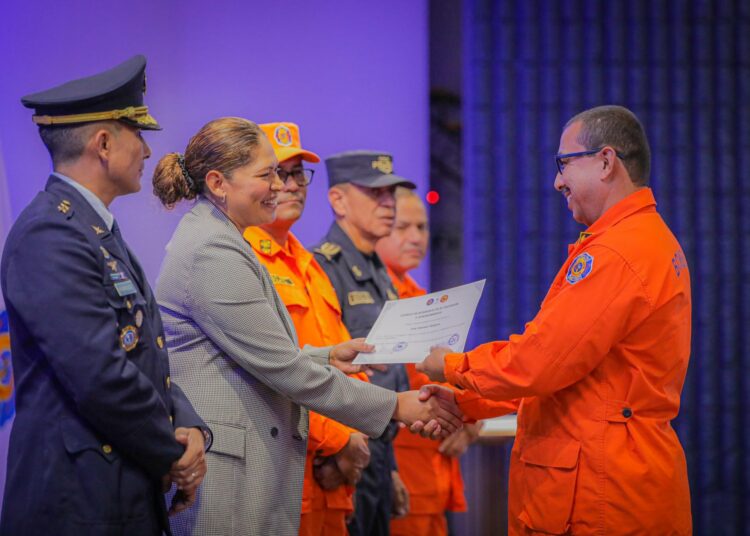 Rinden homenaje a los héroes nacionales en el Día del Bombero Salvadoreño