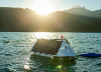 Boyas ultrasónicas en Lago de Coatepeque pueden eliminar hasta el 90% de algas que dañan este cuerpo de agua