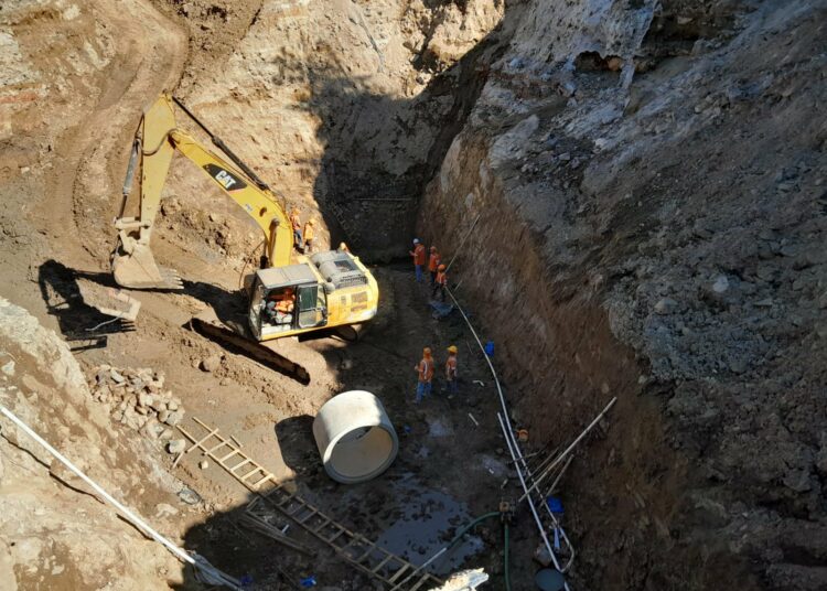 Colocan tuberías en trabajos de eliminación de cárcava en Cojutepeque