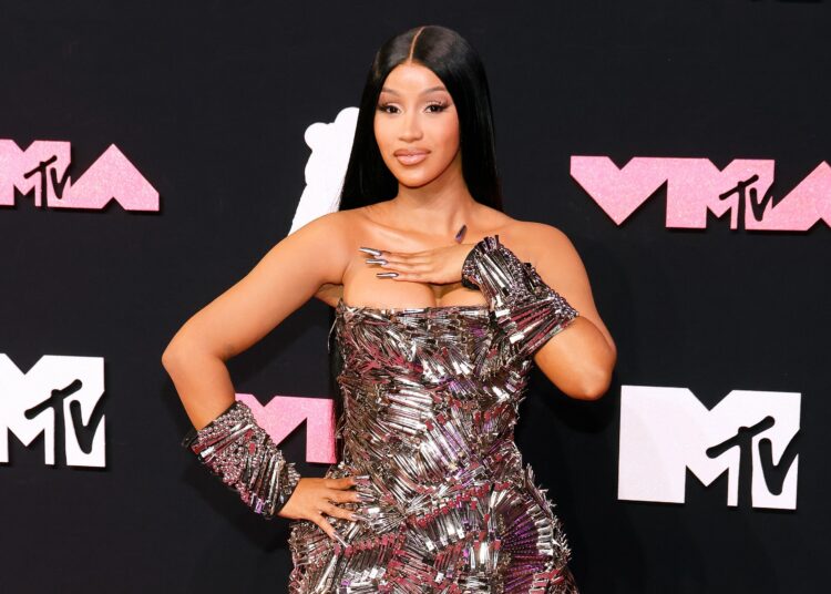 Cardi B revela la exorbitante suma que gasta al mes
