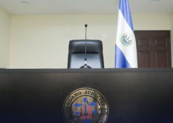 Hombre que amenazó con un cuchillo a sus vecinos de la tercera edad, deberá cumplir medidas