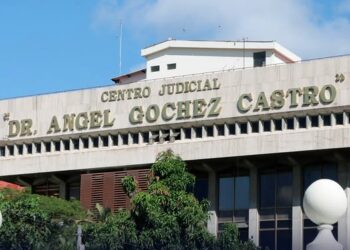 Procesan por hurto agravado a exempleada de una tienda que habría tomado $2,139.50