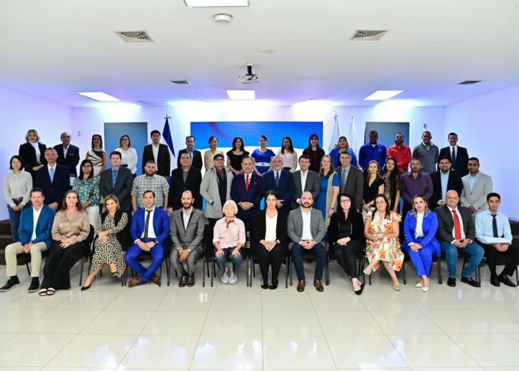 44 personas de Noruega, Canadá, España, China, Rusia y otros países adquieren la nacionalidad salvadoreña