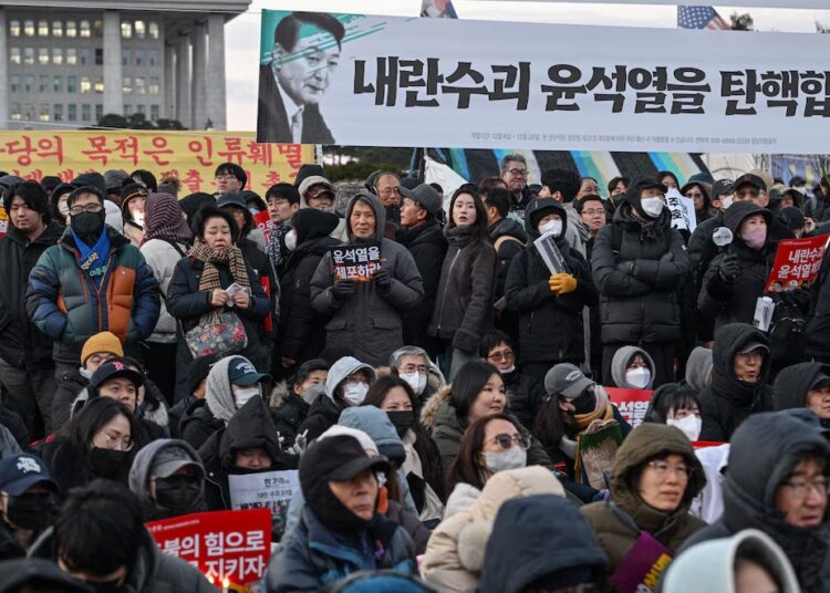 Miles de personas protestan frente al Parlamento de Corea del Sur para exigir la renuncia o el cese del presidente