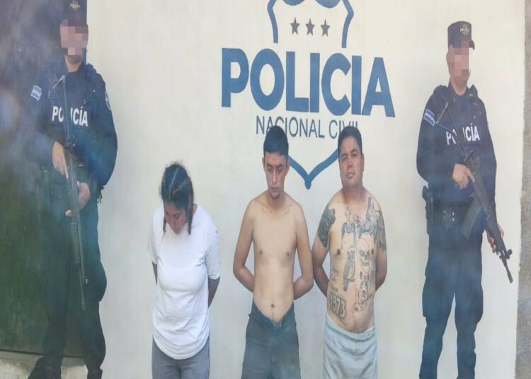 PNC captura en aeropuerto San Óscar Romero a 3 pandilleros deportados de EE.UU.