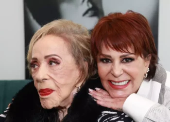 Alejandra Guzmán regresa a los escenarios tras la muerte de Silvia Pinal