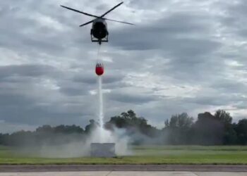 EE.UU. dona a El Salvador equipo aéreo especializado para combatir incendios forestales