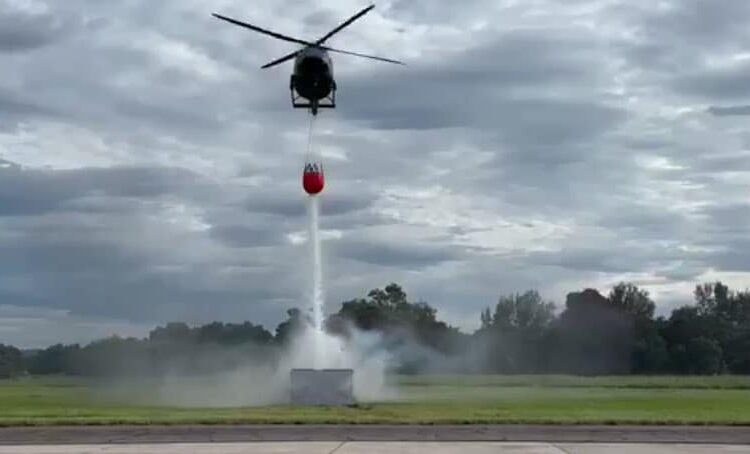 EE.UU. dona a El Salvador equipo aéreo especializado para combatir incendios forestales