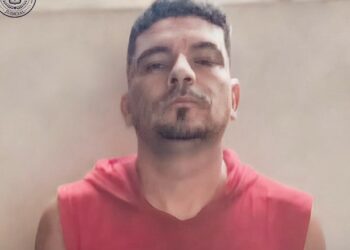 Hombre que disparó a su compañera de vida seguirá en prisión durante el proceso