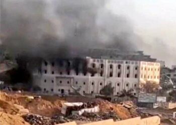 Tropas israelíes desalojan y queman hospital en Gaza