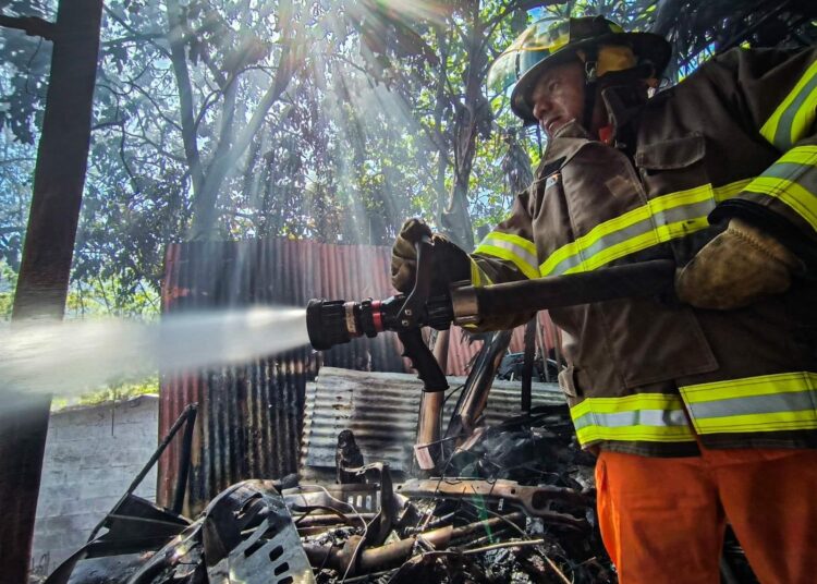 Bomberos rescata a dos recién nacidos en incendio de 3 viviendas en barrio San Esteban