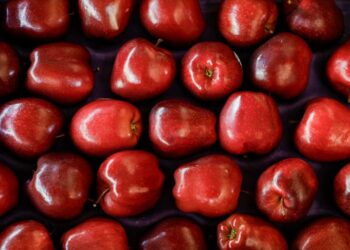 Uvas y manzanas, frutas de gran demanda en los agromercados