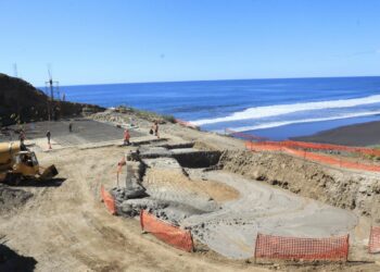 Funcionarios verifican millonario proyecto inmobiliario en Mizata, La Libertad