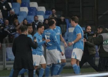 Napoli le ganó un partido clave a Venezia y se trepó a la cima de la Serie A