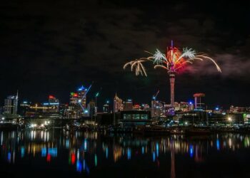 Nueva Zelanda ya recibió el 2025 con un gran espectáculo de fuegos artificiales