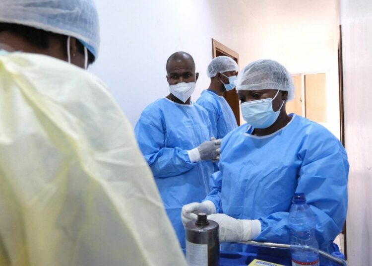 Más de 400 casos y 30 muertos por una enfermedad desconocida: la OMS intensifica las investigaciones en África