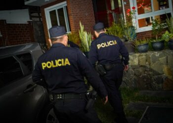 Capturan a presentadora de televisión y a otras personas acusadas de estafar por redes sociales