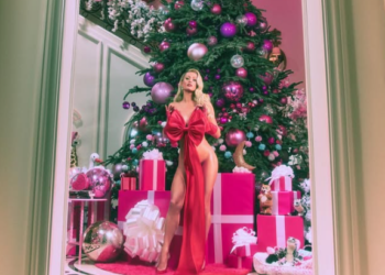 Paris Hilton causó polémica con un sexy saludo en Nochebuena