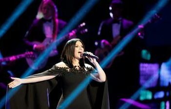 Laura Pausini sufre fuerte caída en pleno escenario
