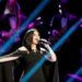 Laura Pausini sufre fuerte caída en pleno escenario