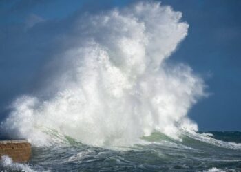 Tres muertos en Ecuador y Chile por oleaje extremo