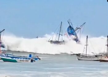 Fuerte oleaje en Perú arrastra barcos y causa inundaciones