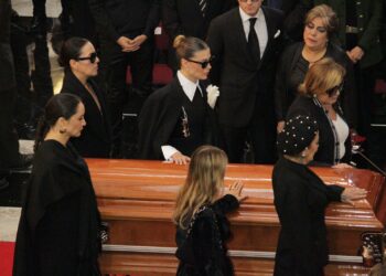 Enrique Guzmán, Frida Sofía y Luis Enrique Guzmán, los grandes ausentes en el último adiós a Silvia Pinal