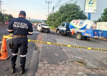 Hombre fallece al chocar su auto contra un camión de carga en inmediaciones de redondel Claudia Lars