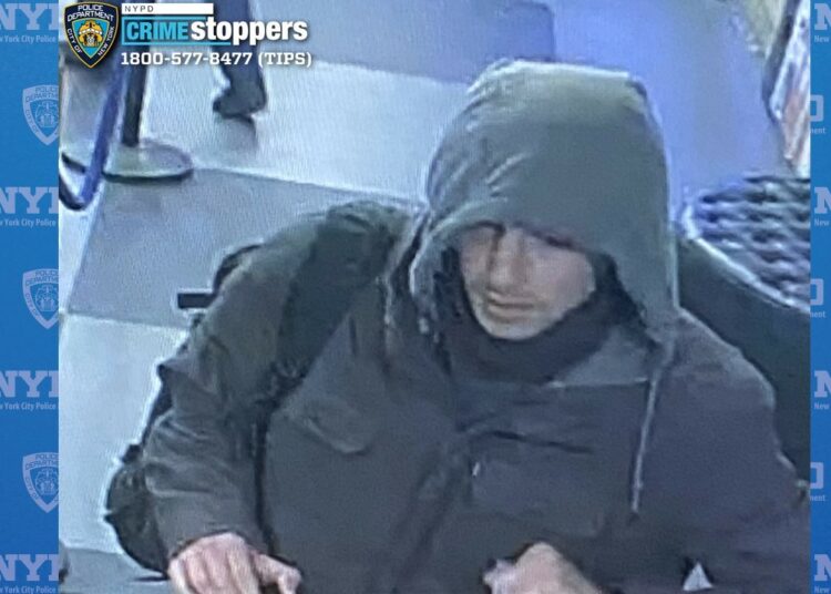 La policía de Nueva York difunde nuevas fotos del sospechoso del asesinato en Manhattan de Brian Thompson, CEO de UnitedHealthcare