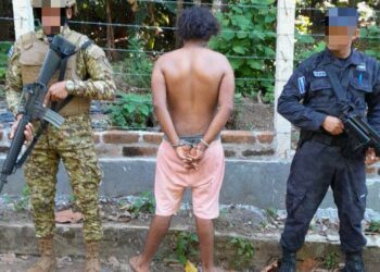 Capturan a hombre al momento que atacaba con arma blanca a otra persona