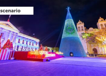 Miles de personas acudieron a la inauguración de la Villa Navideña en el Centro Histórico de San Salvador