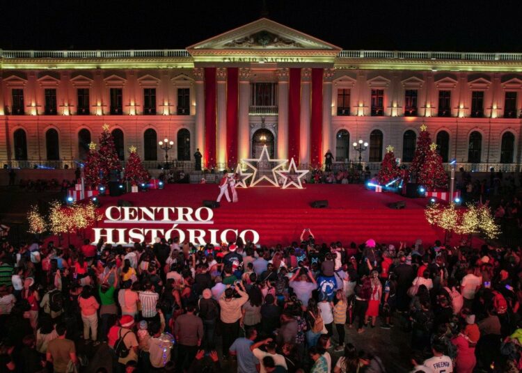 Salvadoreños y turistas siguen disfrutando de la Villa Navideña en el Centro Histórico de San Salvador