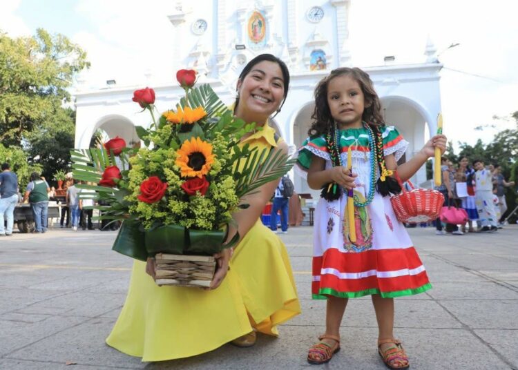 Católicos salvadoreños acuden a venerar a la Virgen de Guadalupe en Antiguo Cuscatlán
