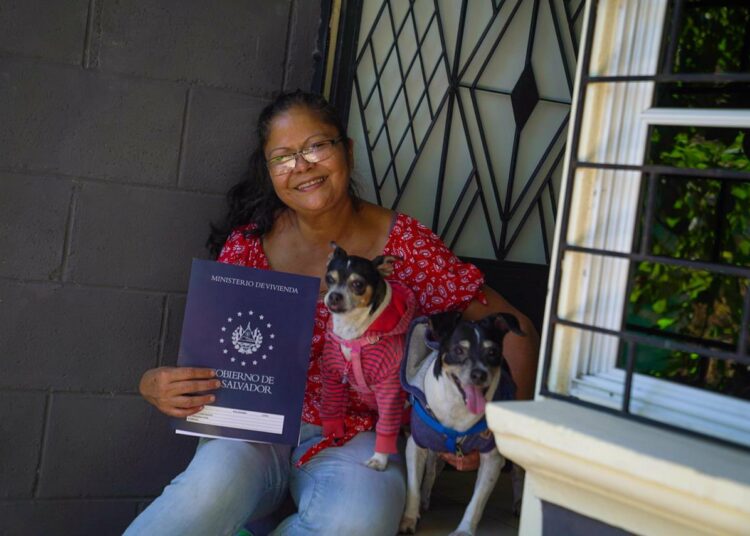 Michelle Sol entrega vivienda recuperada a una mujer que por años vivió bajo unas carpetas