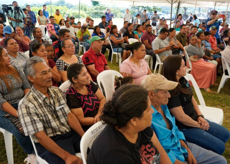 Ministerio de Vivienda entrega escrituras en propiedad a 106 familias de Coatepeque