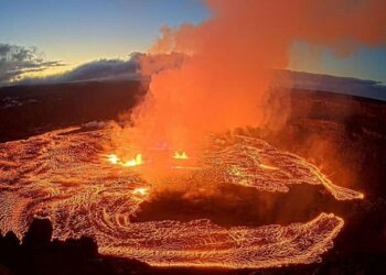 El volcán Kilauea de Hawái entra en erupción y expulsa columnas de lava