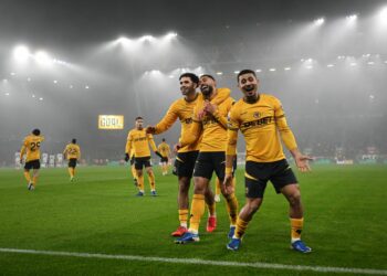 Con un gol olímpico, Manchester United cayó 2-0 contra el Wolverhampton y profundizó su crisis