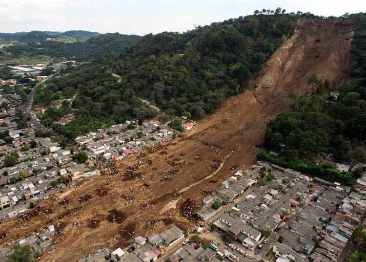 Terremoto del 13 de enero de 2001 dejó más de un millón de damnificados; ARENA se apropió de donativos que estaban destinados a ayudarlos