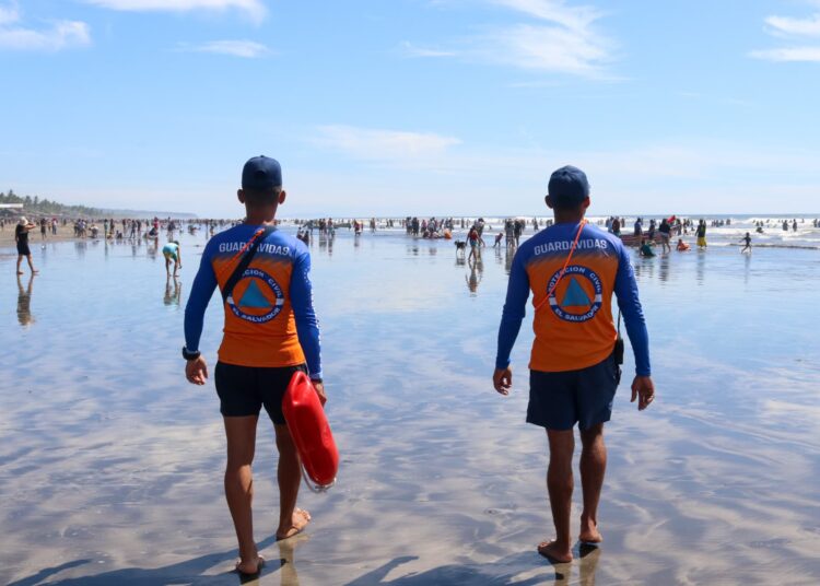 Unidad de Guardavidas continúan presentes en 28 playas del país