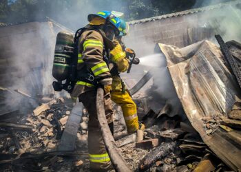 Bomberos controla incendio en tres viviendas