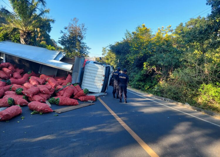 Furgón con verduras colisiona con camioneta en carretera Panamericana