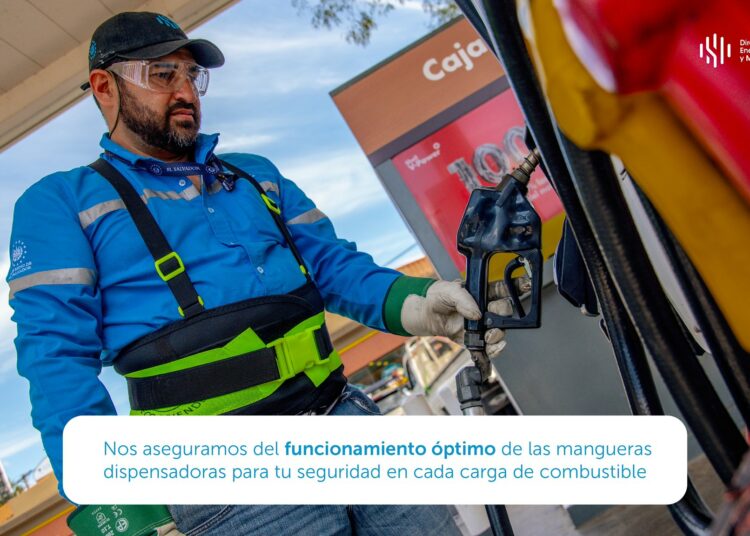 Inspeccionan estación de servicio sobre calidad y cantidad de combustible dada a los clientes