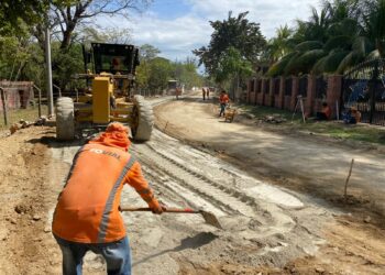 Continúa pavimentación de calle hacia Playa Las Mueludas en La Unión