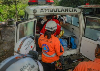 Trabajo articulado entre instituciones logra rescatar a personas extraviadas en cerro en el occidente del país