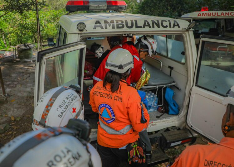 Trabajo articulado entre instituciones logra rescatar a personas extraviadas en cerro en el occidente del país