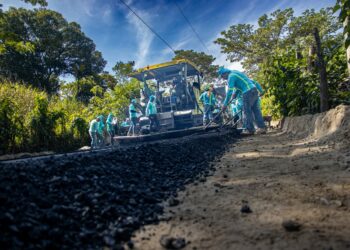 Obras Municipales avanza en la revitalización de vía que conecta a cantones El Guayabo y Cutumayo