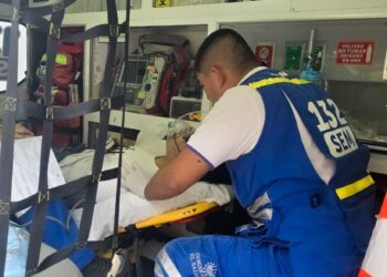 Sistema de Emergencias Médicas brinda atención médica a víctima de incendio