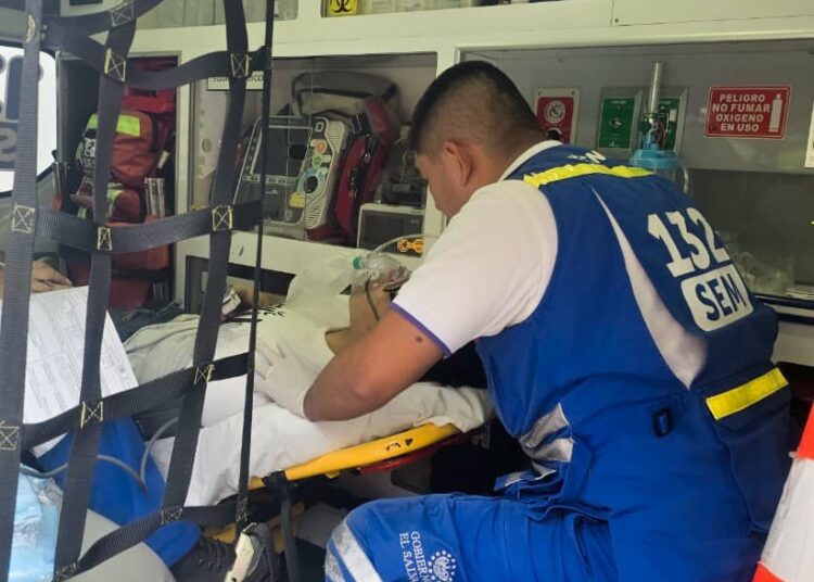Sistema de Emergencias Médicas brinda atención médica a víctima de incendio