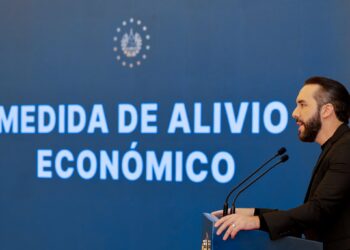 Nayib Bukele anuncia que continuará la entrega de equipos electrónicos para alumnos de escuelas públicas