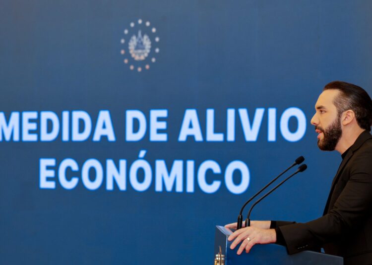 Nayib Bukele anuncia que continuará la entrega de equipos electrónicos para alumnos de escuelas públicas